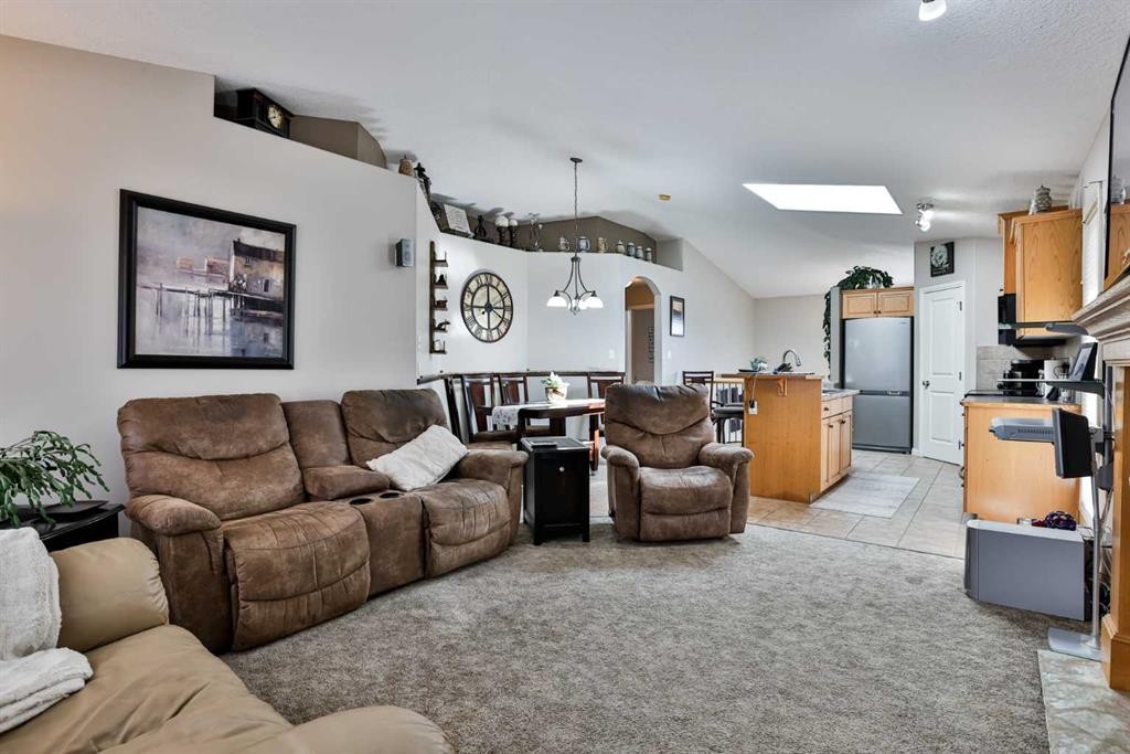 499 Lynx Crescent North, Lethbridge, AB - Indoor Photo Showing Living Room