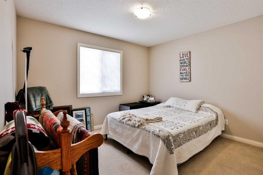 499 Lynx Crescent North, Lethbridge, AB - Indoor Photo Showing Bedroom