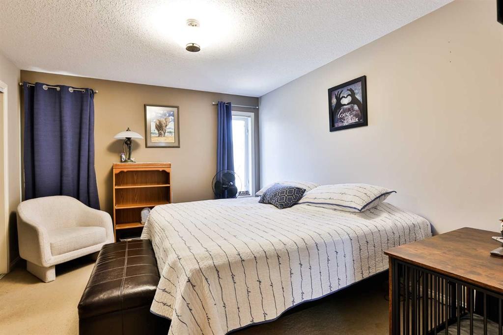 499 Lynx Crescent North, Lethbridge, AB - Indoor Photo Showing Bedroom
