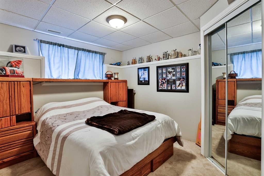 499 Lynx Crescent North, Lethbridge, AB - Indoor Photo Showing Bedroom