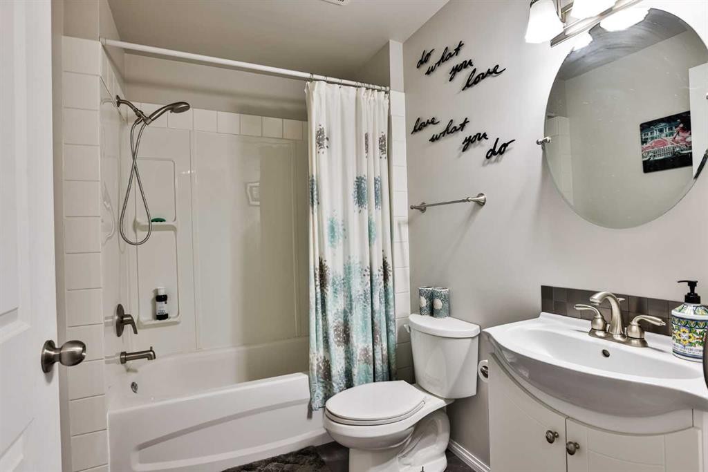 499 Lynx Crescent North, Lethbridge, AB - Indoor Photo Showing Bathroom