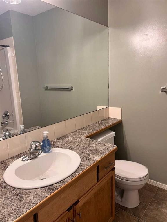 2-153 Silkstone, Lethbridge, AB - Indoor Photo Showing Bathroom