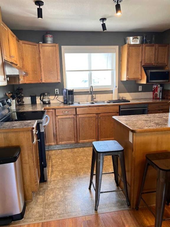 2-153 Silkstone, Lethbridge, AB - Indoor Photo Showing Kitchen With Double Sink