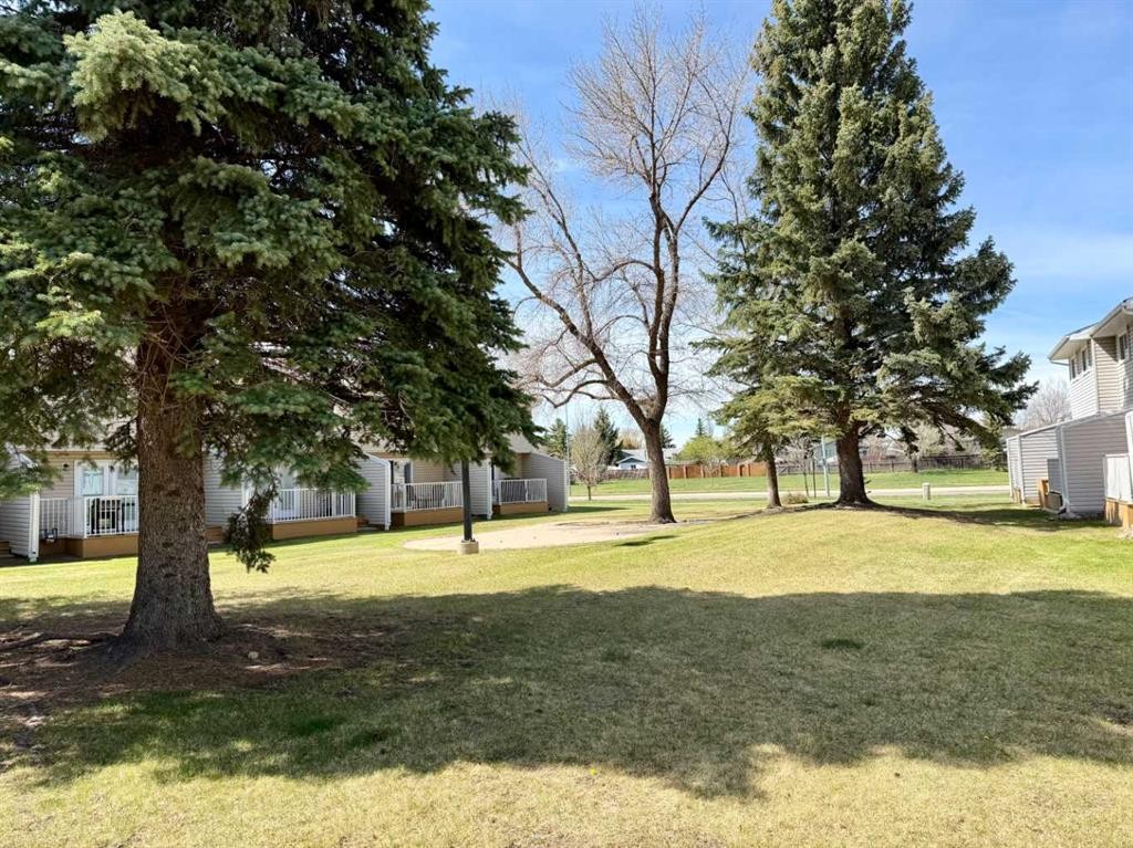 56-55 Lemoyne Crescent West, Lethbridge, AB - Outdoor