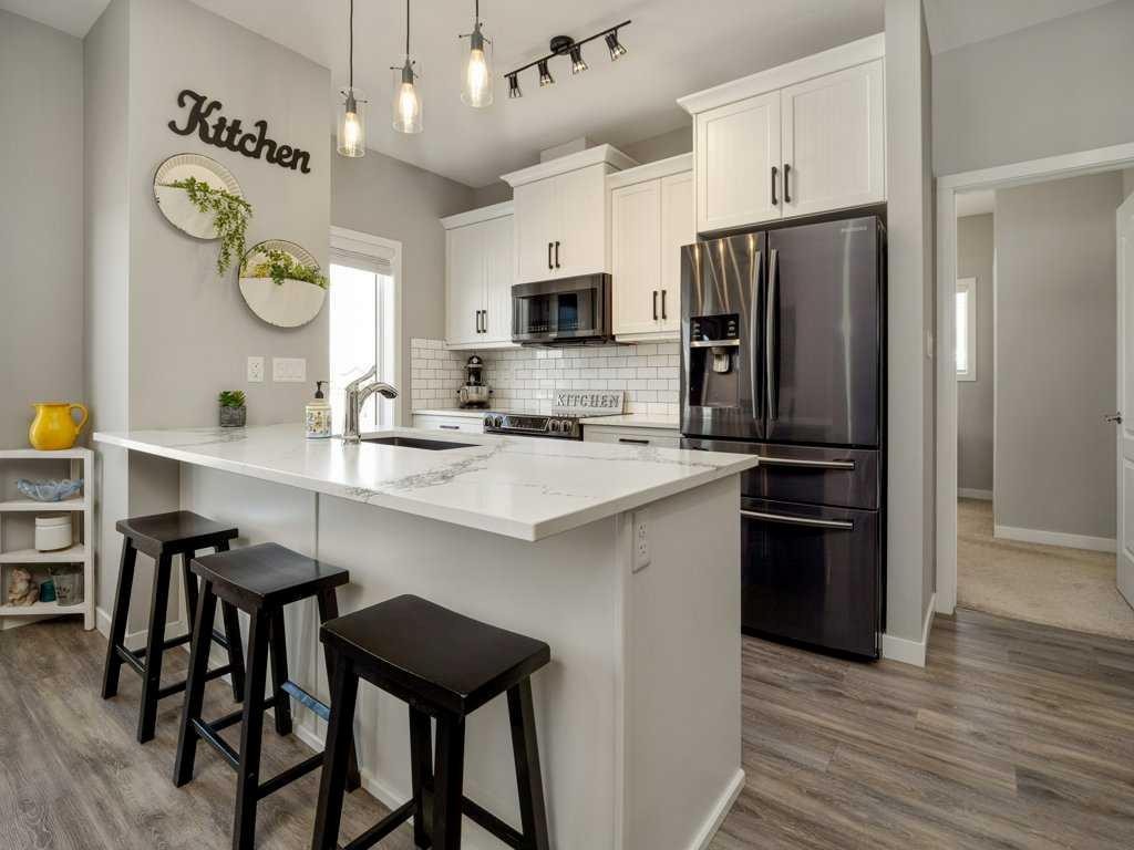 4-322 Northlander Bend West, Lethbridge, AB - Indoor Photo Showing Kitchen With Upgraded Kitchen