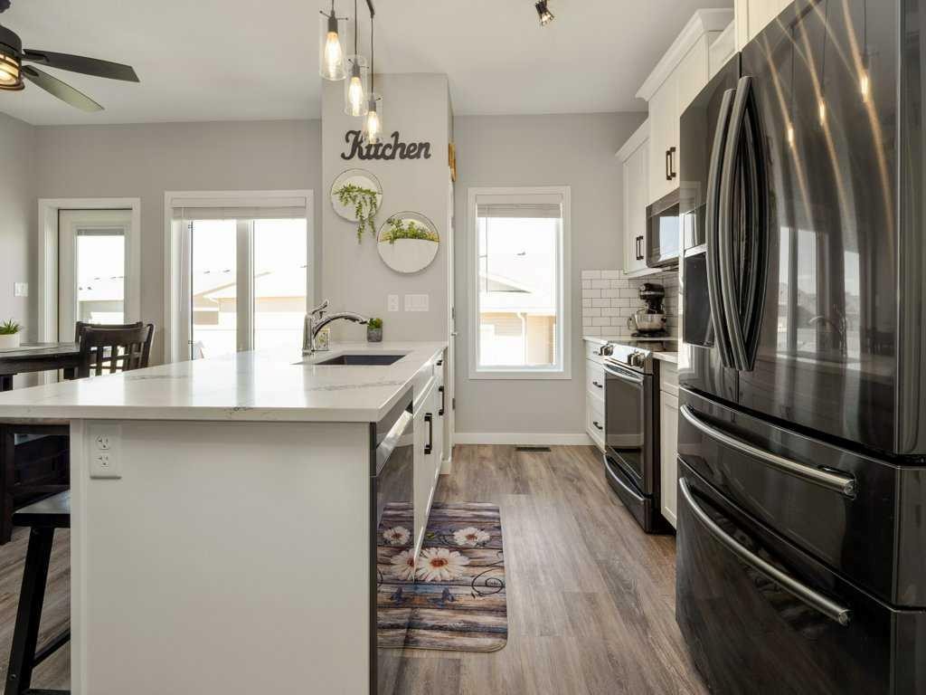 4-322 Northlander Bend West, Lethbridge, AB - Indoor Photo Showing Kitchen With Upgraded Kitchen