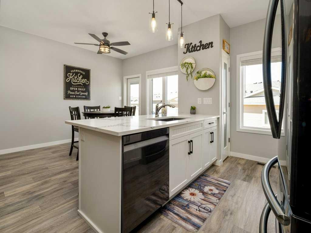 4-322 Northlander Bend West, Lethbridge, AB - Indoor Photo Showing Kitchen