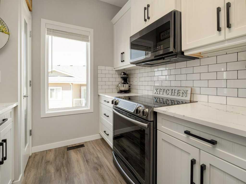 4-322 Northlander Bend West, Lethbridge, AB - Indoor Photo Showing Kitchen With Upgraded Kitchen
