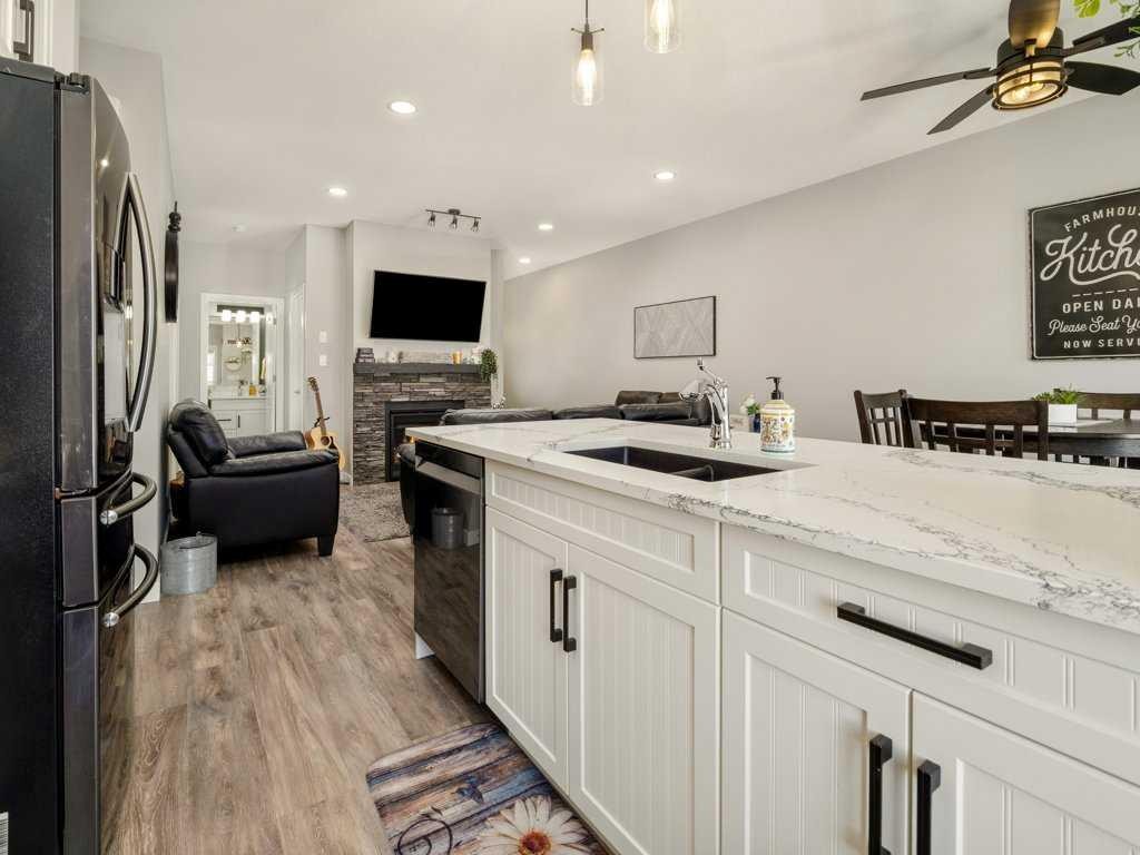 4-322 Northlander Bend West, Lethbridge, AB - Indoor Photo Showing Kitchen With Double Sink