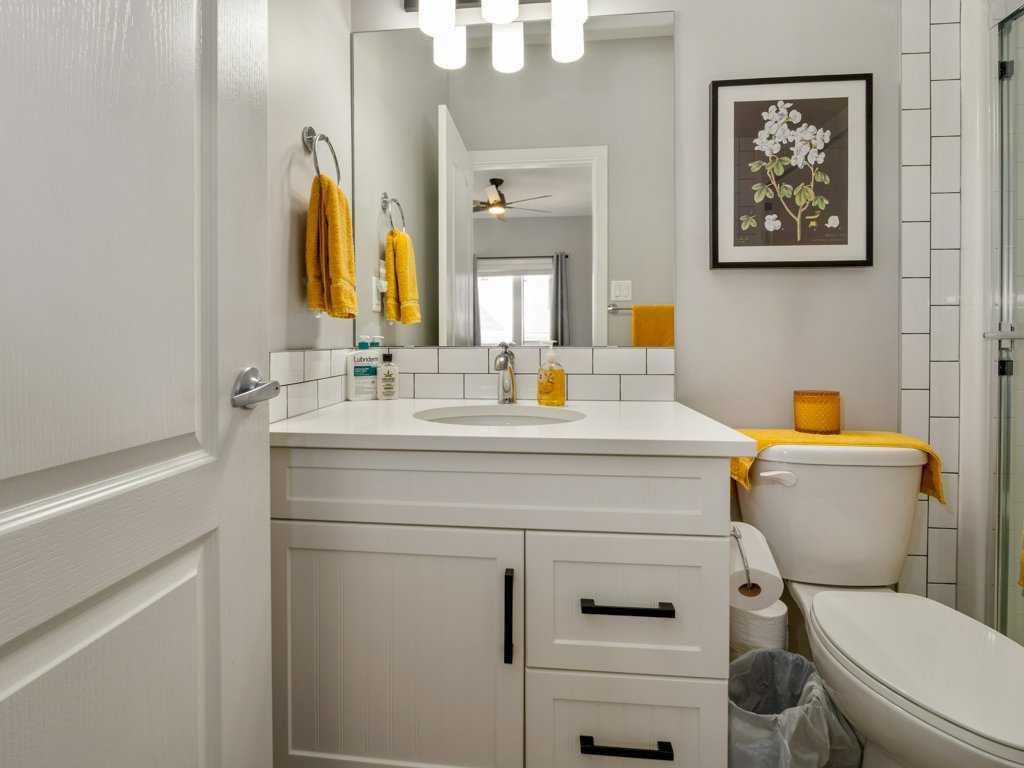 4-322 Northlander Bend West, Lethbridge, AB - Indoor Photo Showing Bathroom