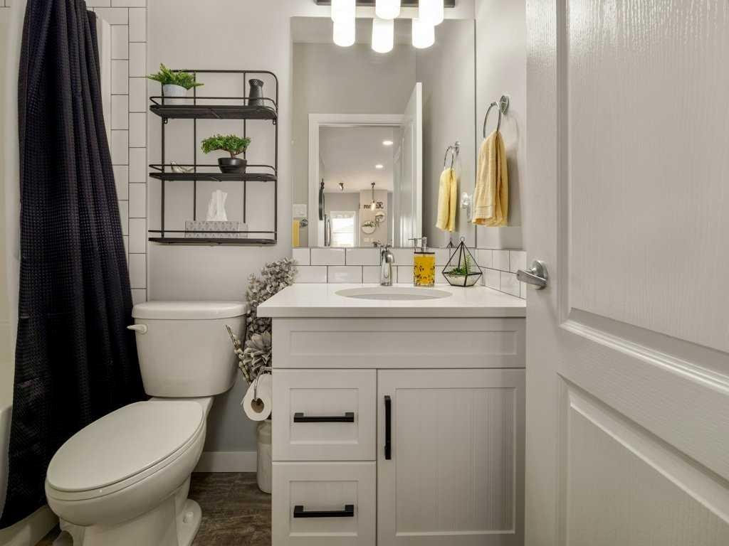 4-322 Northlander Bend West, Lethbridge, AB - Indoor Photo Showing Bathroom