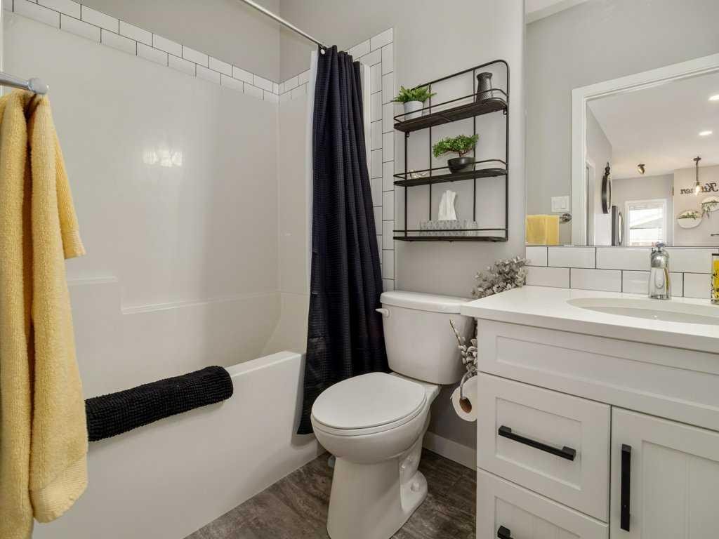 4-322 Northlander Bend West, Lethbridge, AB - Indoor Photo Showing Bathroom