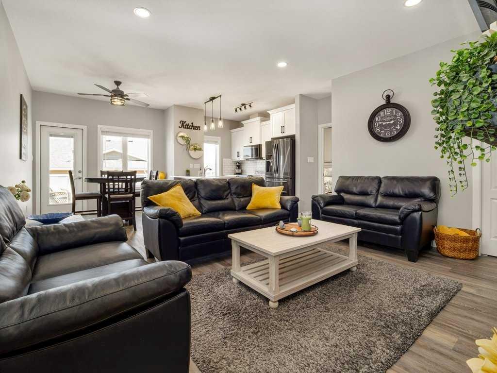 4-322 Northlander Bend West, Lethbridge, AB - Indoor Photo Showing Living Room