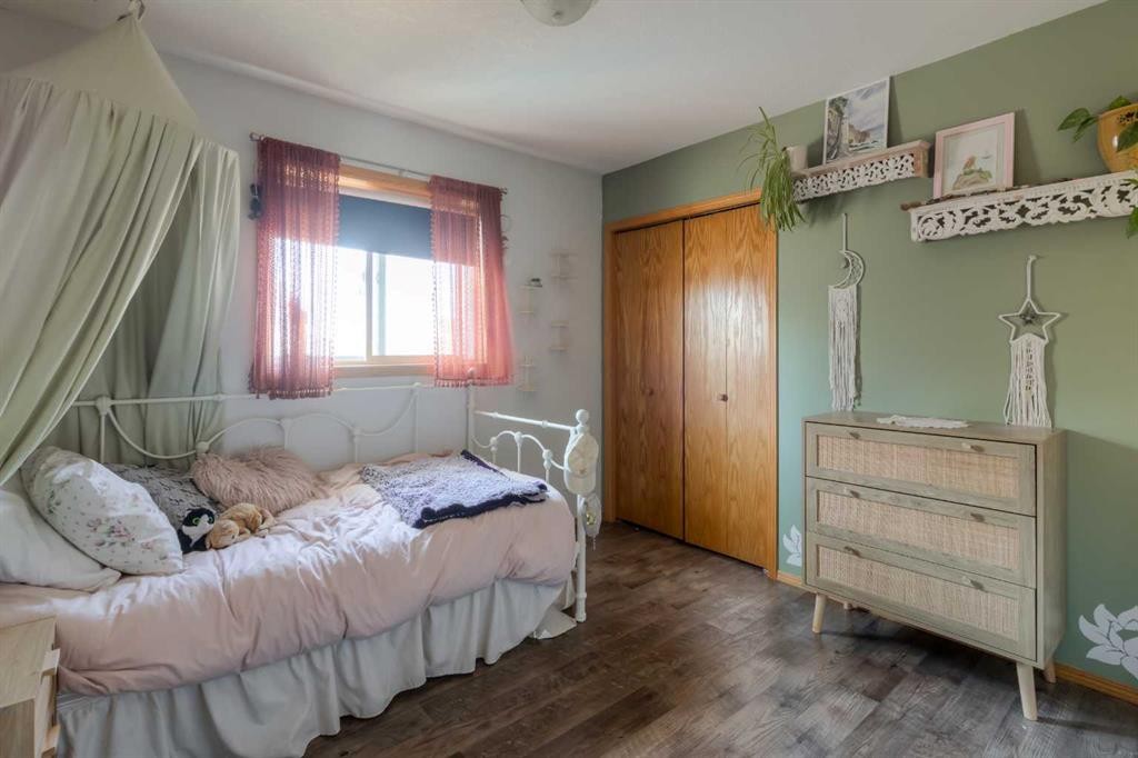 2404 9 Street, Coaldale, AB - Indoor Photo Showing Bedroom