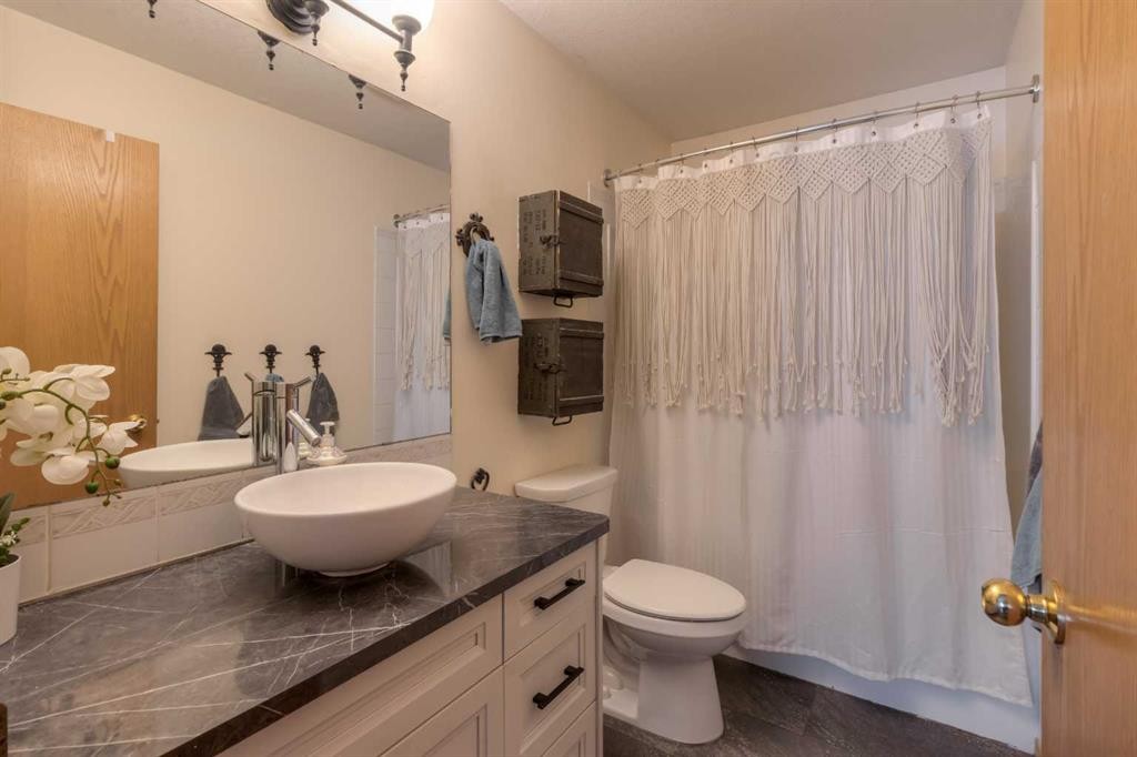 2404 9 Street, Coaldale, AB - Indoor Photo Showing Bathroom