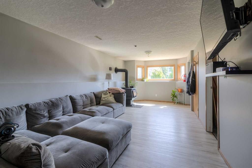 2404 9 Street, Coaldale, AB - Indoor Photo Showing Living Room