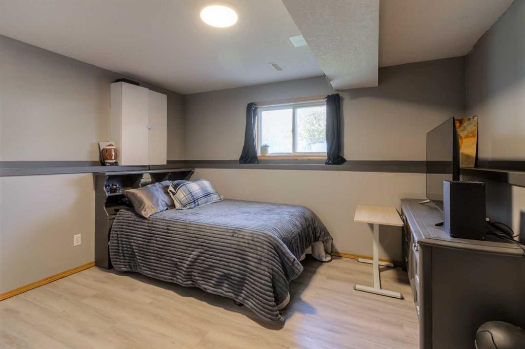 2404 9 Street, Coaldale, AB - Indoor Photo Showing Bedroom