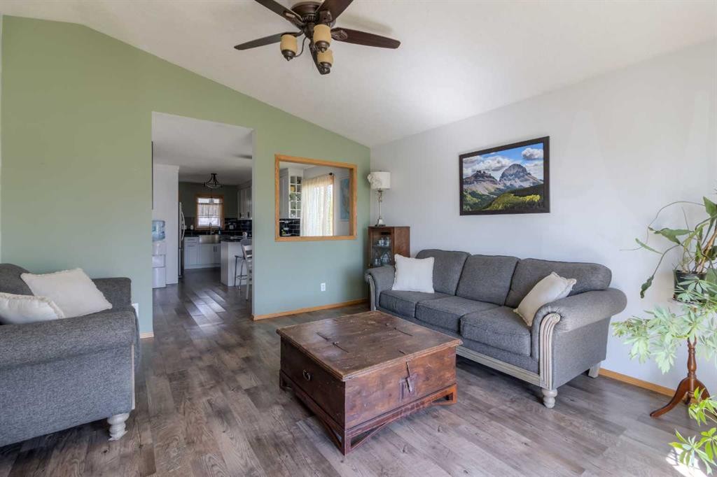 2404 9 Street, Coaldale, AB - Indoor Photo Showing Living Room