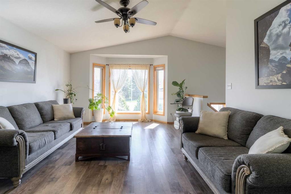 2404 9 Street, Coaldale, AB - Indoor Photo Showing Living Room