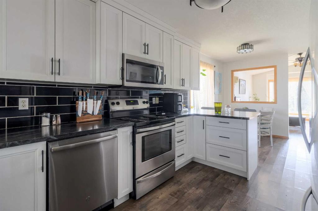 2404 9 Street, Coaldale, AB - Indoor Photo Showing Kitchen