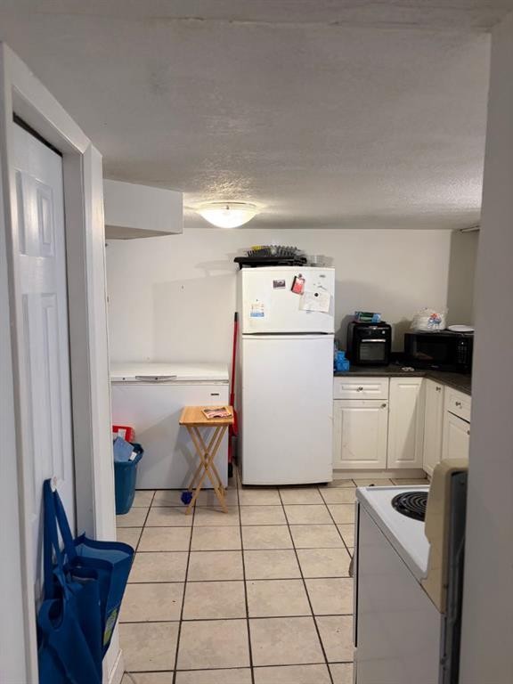 712 9 Avenue South, Lethbridge, AB - Indoor Photo Showing Kitchen