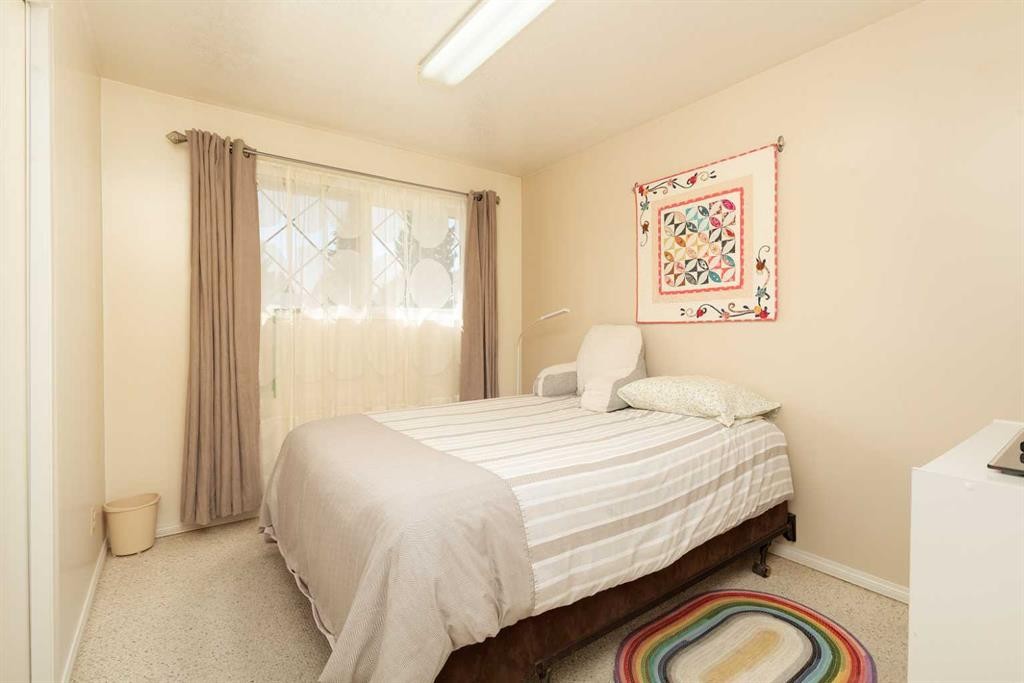 61 Park Meadows Boulevard North, Lethbridge, AB - Indoor Photo Showing Bedroom