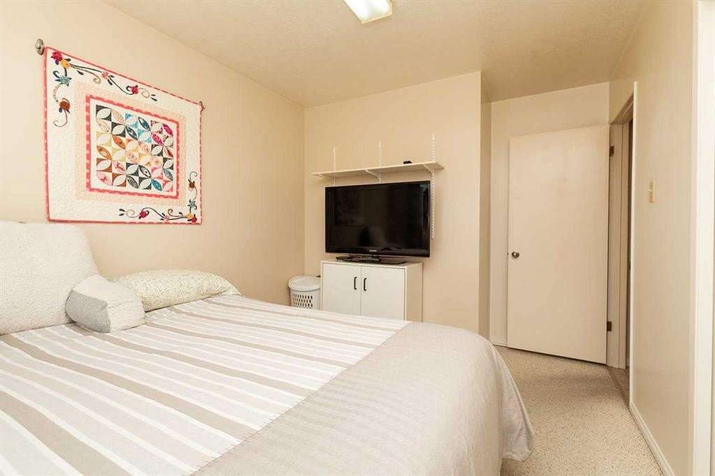 61 Park Meadows Boulevard North, Lethbridge, AB - Indoor Photo Showing Bedroom