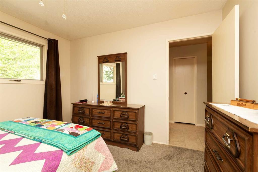 61 Park Meadows Boulevard North, Lethbridge, AB - Indoor Photo Showing Bedroom