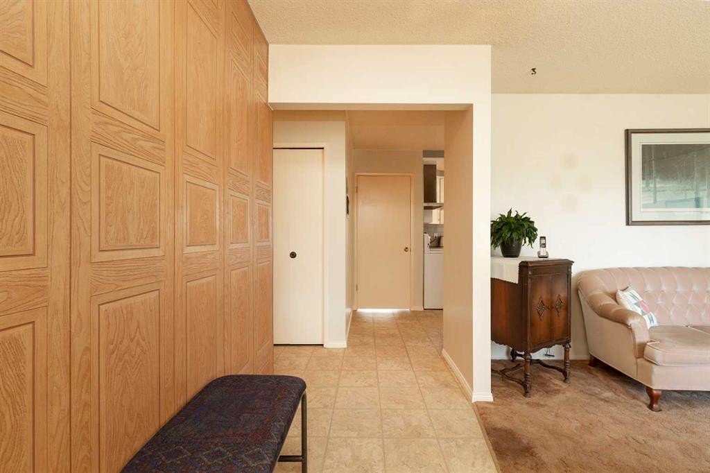 61 Park Meadows Boulevard North, Lethbridge, AB - Indoor