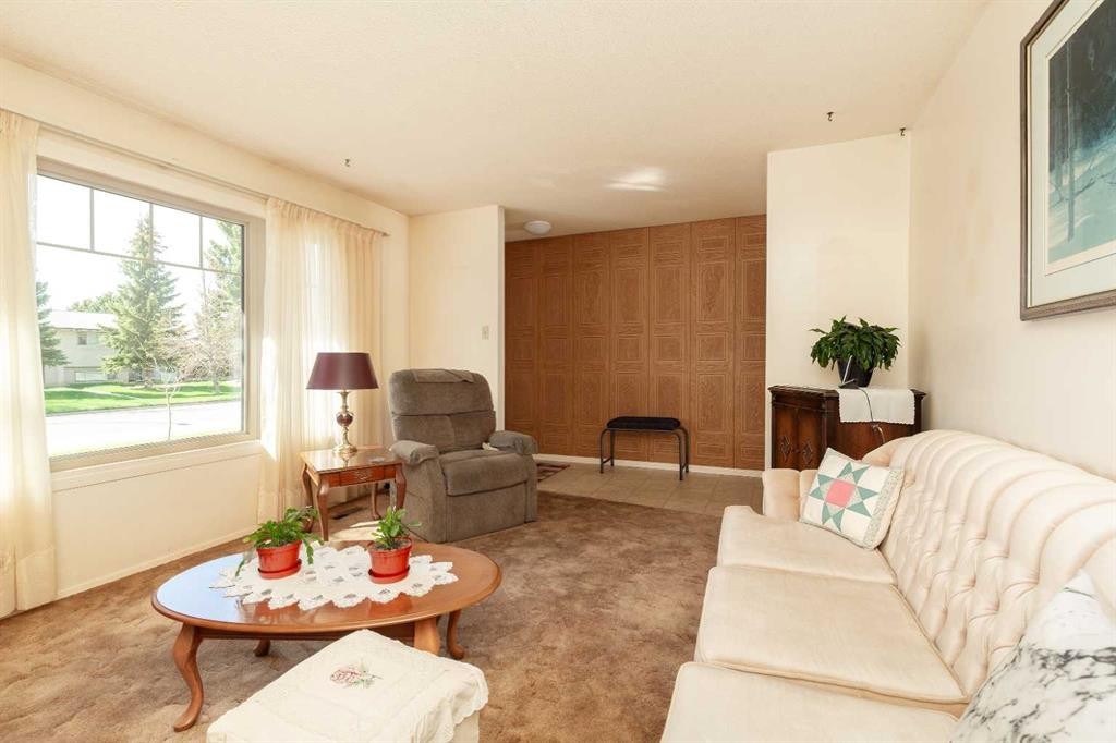 61 Park Meadows Boulevard North, Lethbridge, AB - Indoor Photo Showing Living Room