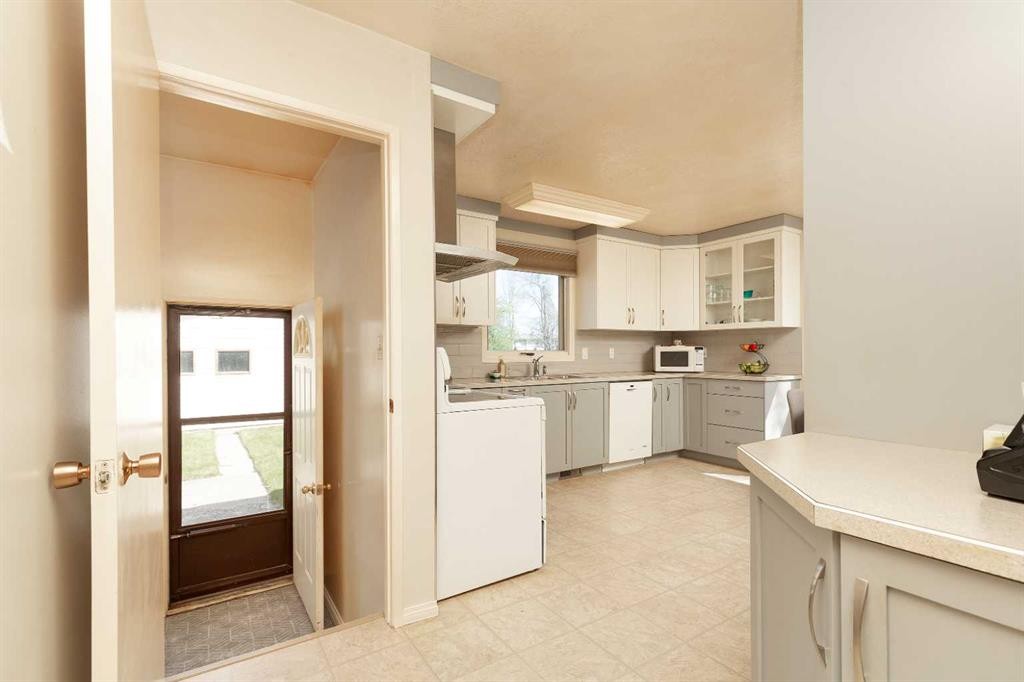 61 Park Meadows Boulevard North, Lethbridge, AB - Indoor Photo Showing Kitchen