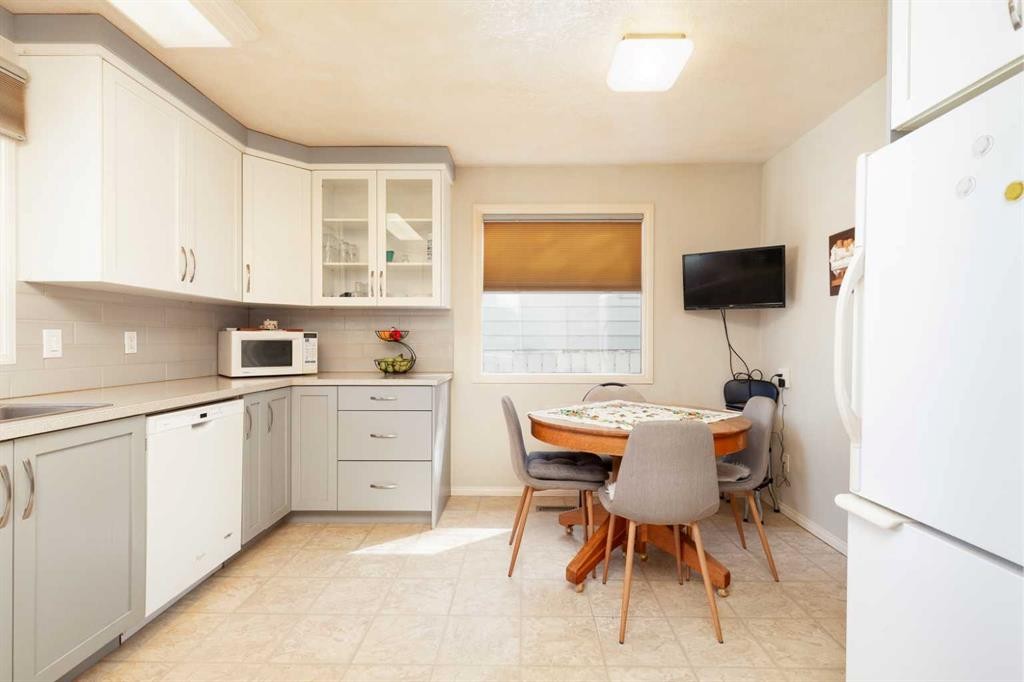 61 Park Meadows Boulevard North, Lethbridge, AB - Indoor