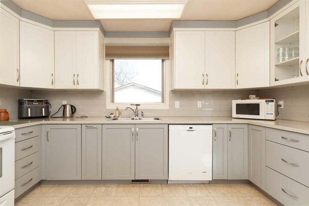 61 Park Meadows Boulevard North, Lethbridge, AB - Indoor Photo Showing Kitchen With Double Sink