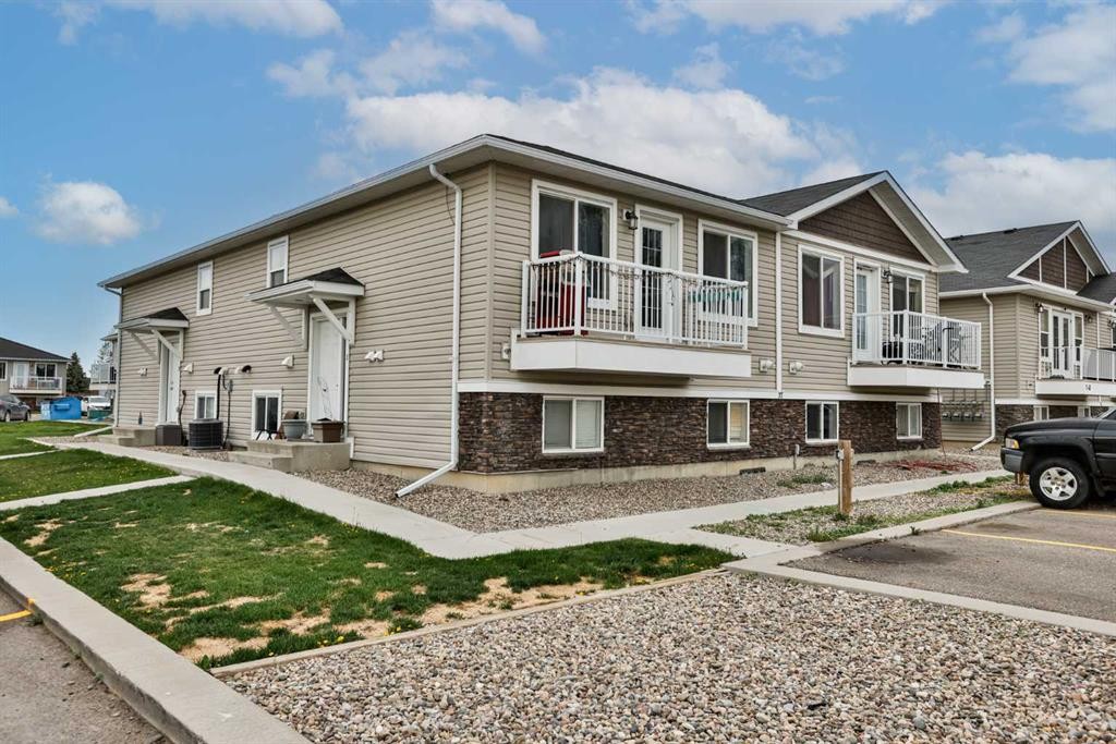 2-37 Cougar Cove North, Lethbridge, AB - Outdoor
