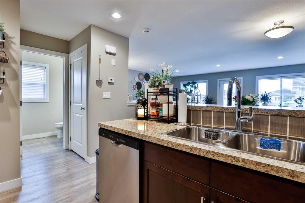 2-37 Cougar Cove North, Lethbridge, AB - Indoor Photo Showing Kitchen With Double Sink