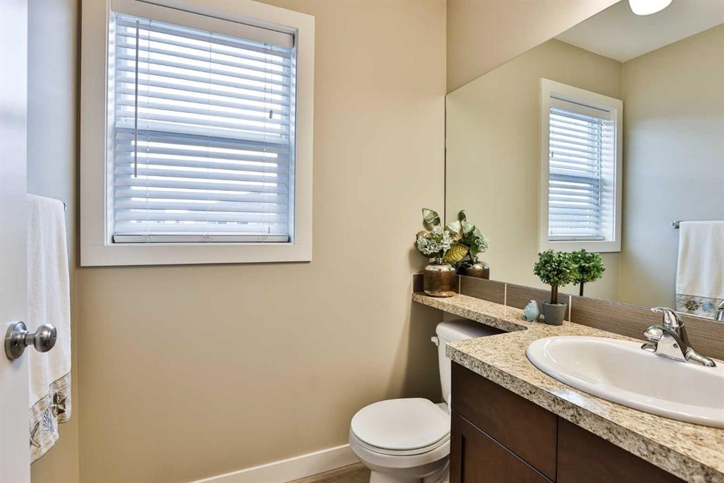 2-37 Cougar Cove North, Lethbridge, AB - Indoor Photo Showing Bathroom