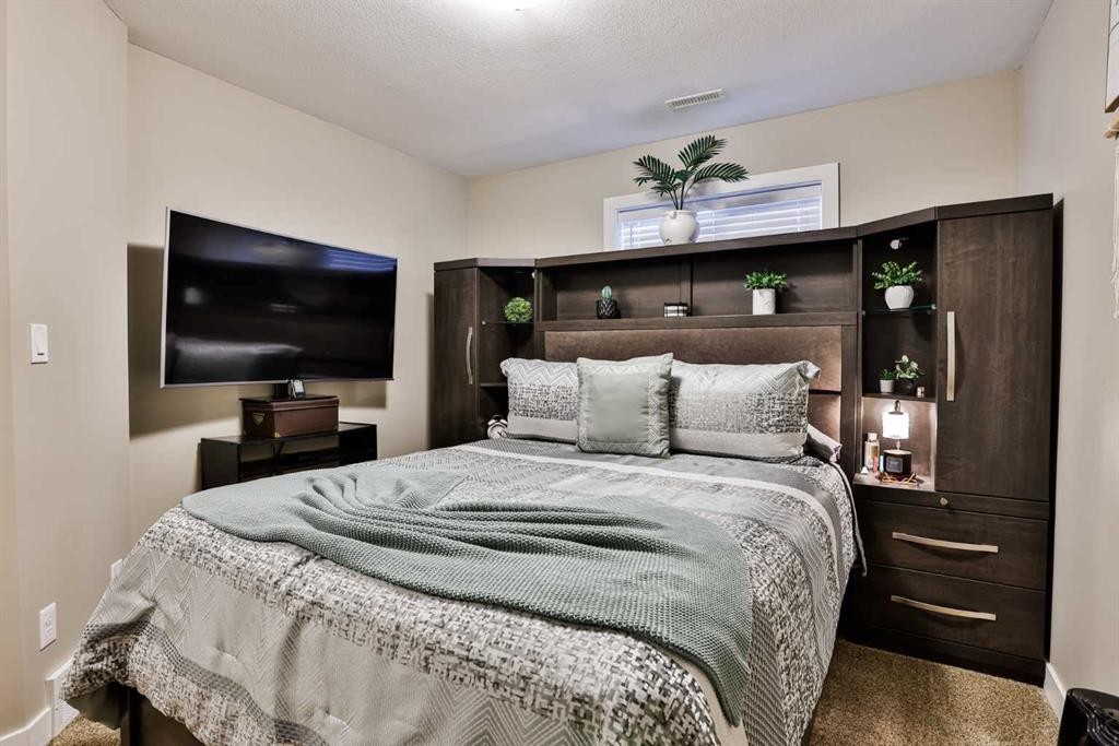 2-37 Cougar Cove North, Lethbridge, AB - Indoor Photo Showing Bedroom