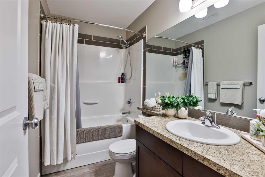2-37 Cougar Cove North, Lethbridge, AB - Indoor Photo Showing Bathroom