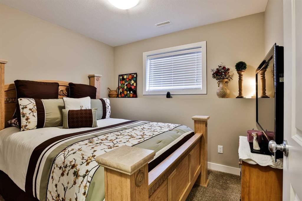 2-37 Cougar Cove North, Lethbridge, AB - Indoor Photo Showing Bedroom