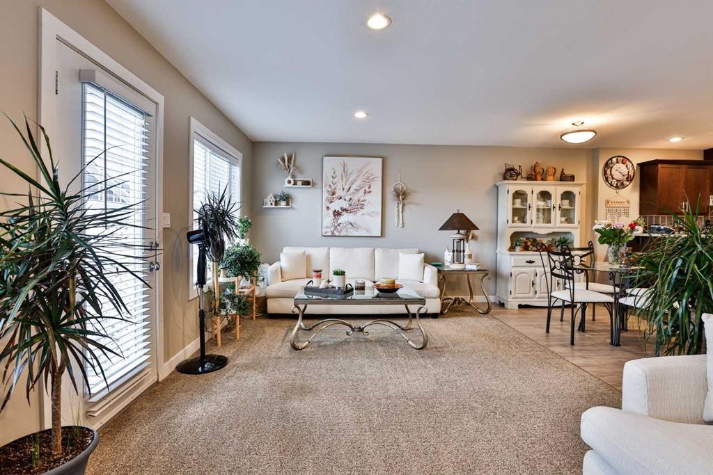 2-37 Cougar Cove North, Lethbridge, AB - Indoor Photo Showing Living Room