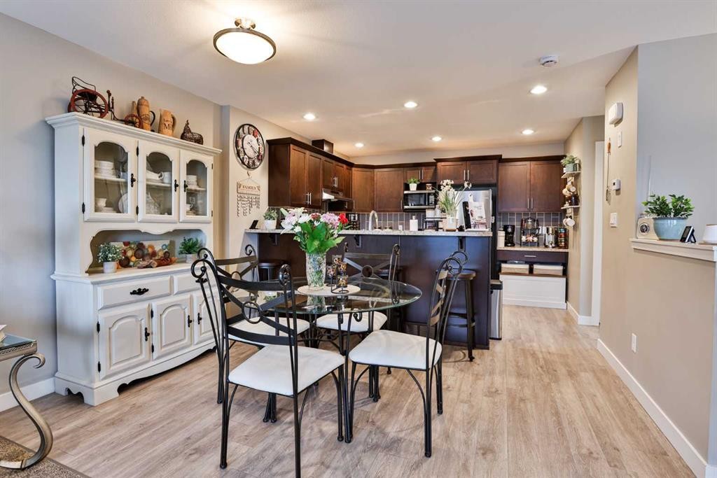 2-37 Cougar Cove North, Lethbridge, AB - Indoor Photo Showing Dining Room