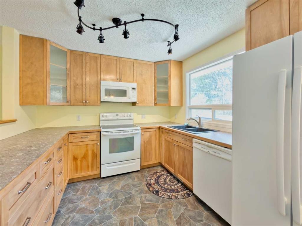 13553 18 Avenue, Blairmore, AB - Indoor Photo Showing Kitchen With Double Sink
