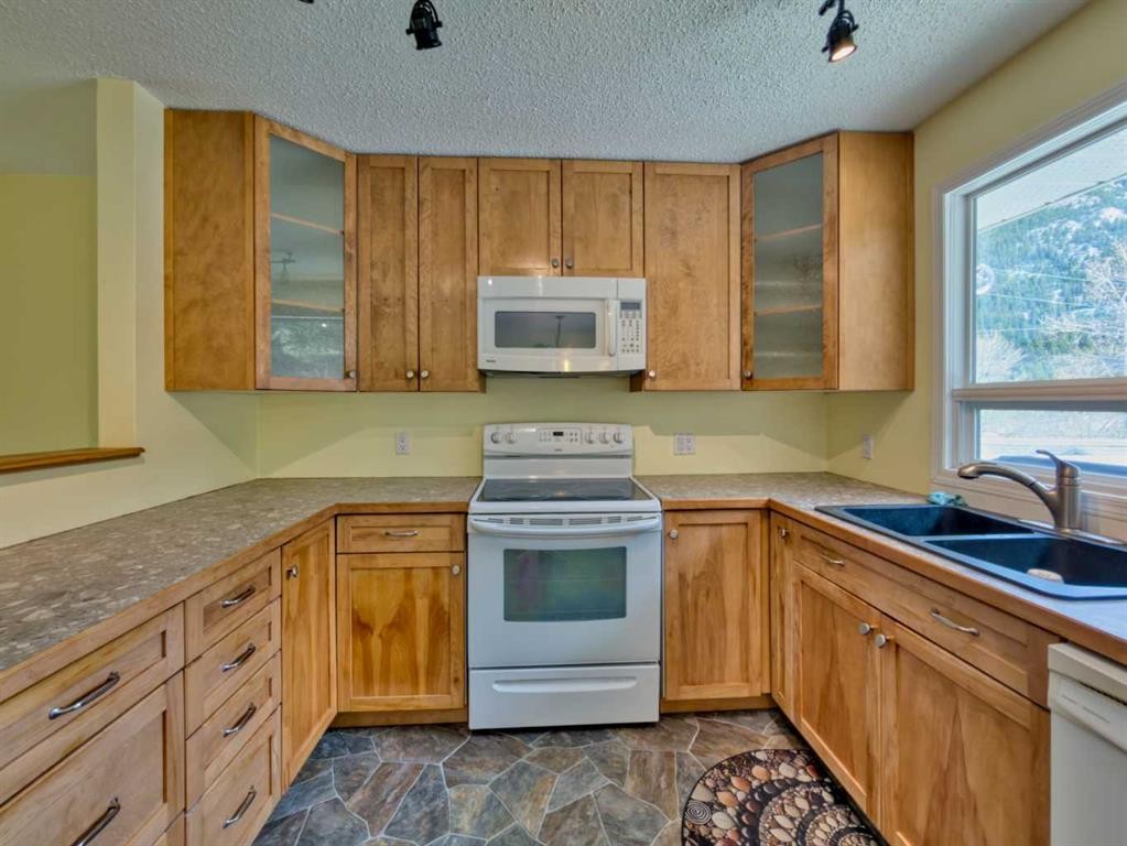 13553 18 Avenue, Blairmore, AB - Indoor Photo Showing Kitchen With Double Sink