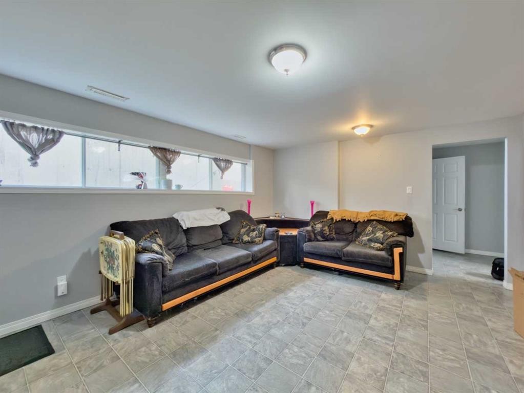 13553 18 Avenue, Blairmore, AB - Indoor Photo Showing Living Room