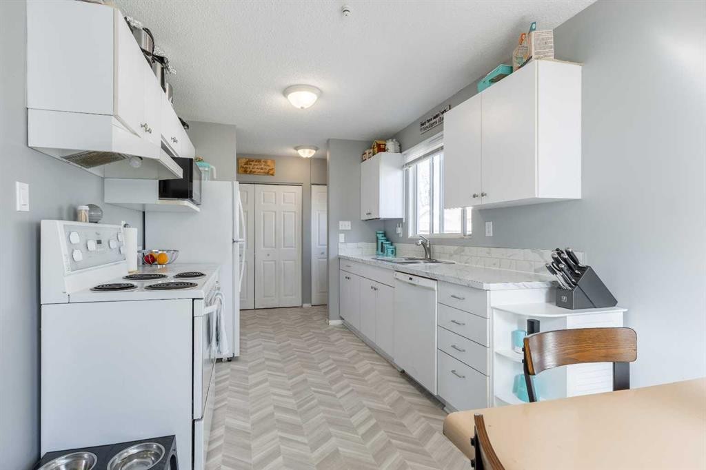 57 Honeysuckle Road North, Lethbridge, AB - Indoor Photo Showing Kitchen