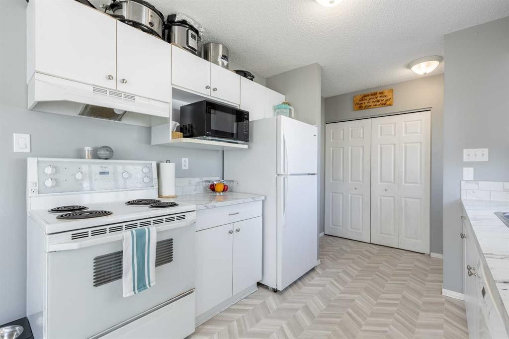 57 Honeysuckle Road North, Lethbridge, AB - Indoor Photo Showing Kitchen