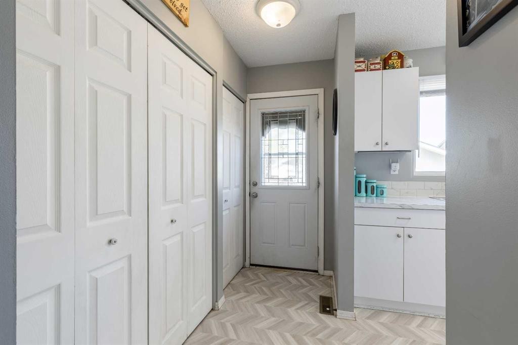57 Honeysuckle Road North, Lethbridge, AB - Indoor Photo Showing Other Room