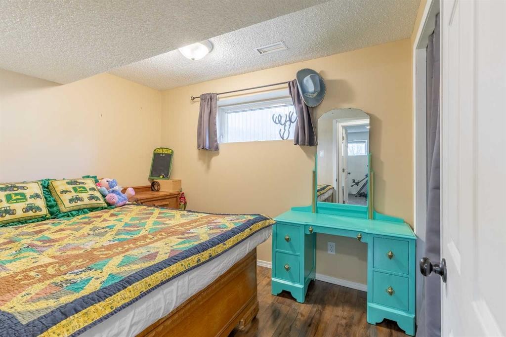 57 Honeysuckle Road North, Lethbridge, AB - Indoor Photo Showing Bedroom