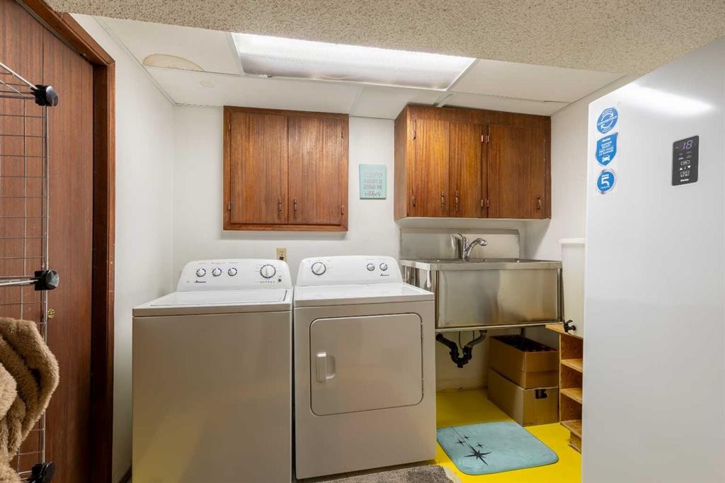 57 Honeysuckle Road North, Lethbridge, AB - Indoor Photo Showing Laundry Room