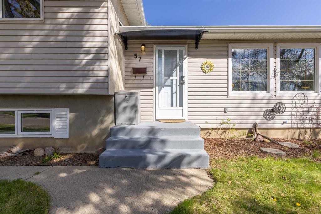 57 Honeysuckle Road North, Lethbridge, AB - Outdoor
